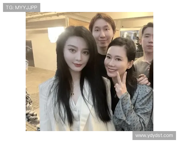 国内明星与足球明星亲密合影瞬间展现跨界魅力与友谊的精彩时刻